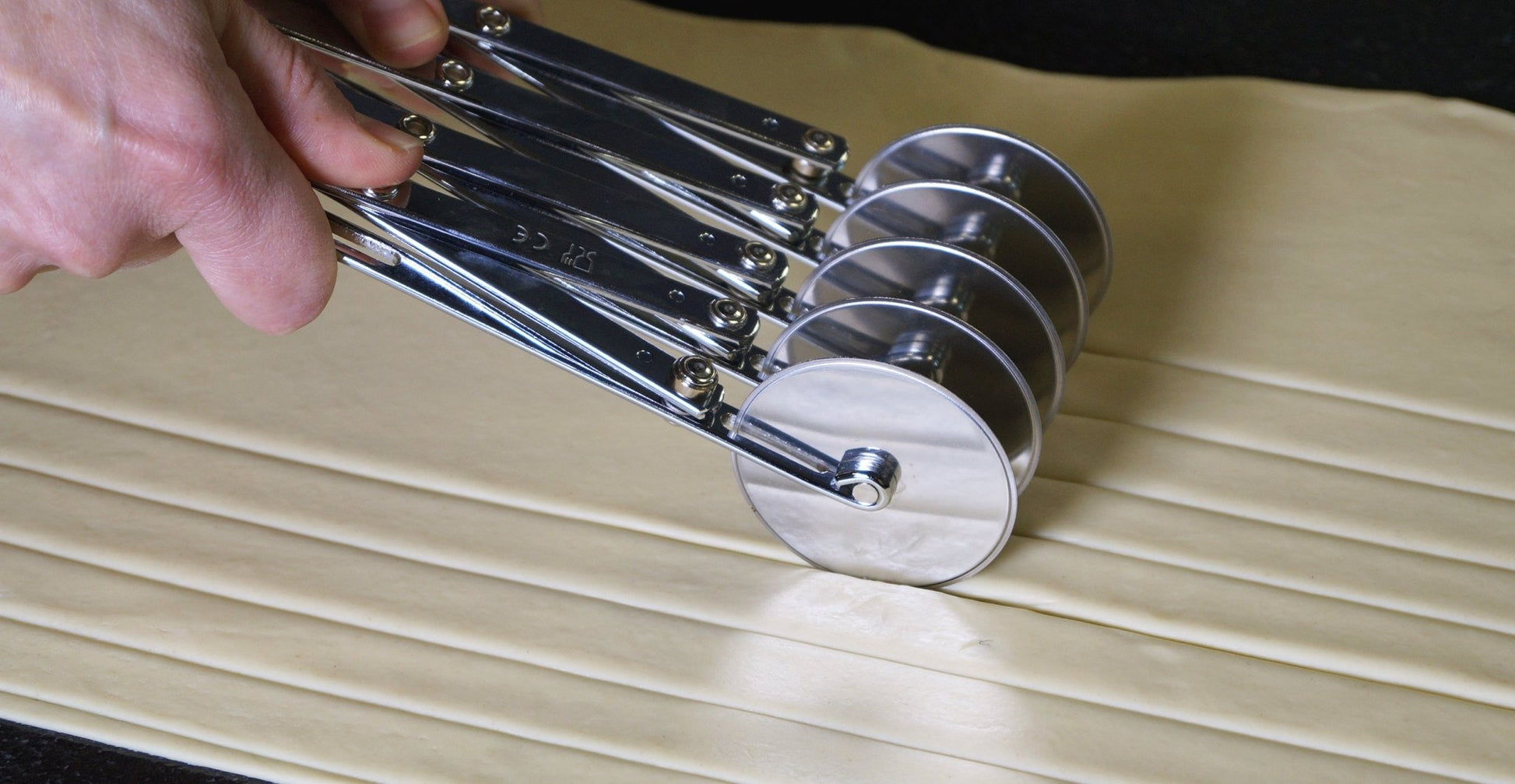 De Buyer Expanding Pastry Cutter with 5 Plain Wheels - De Buyer UK